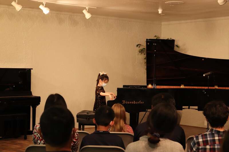 girl performing at the piano